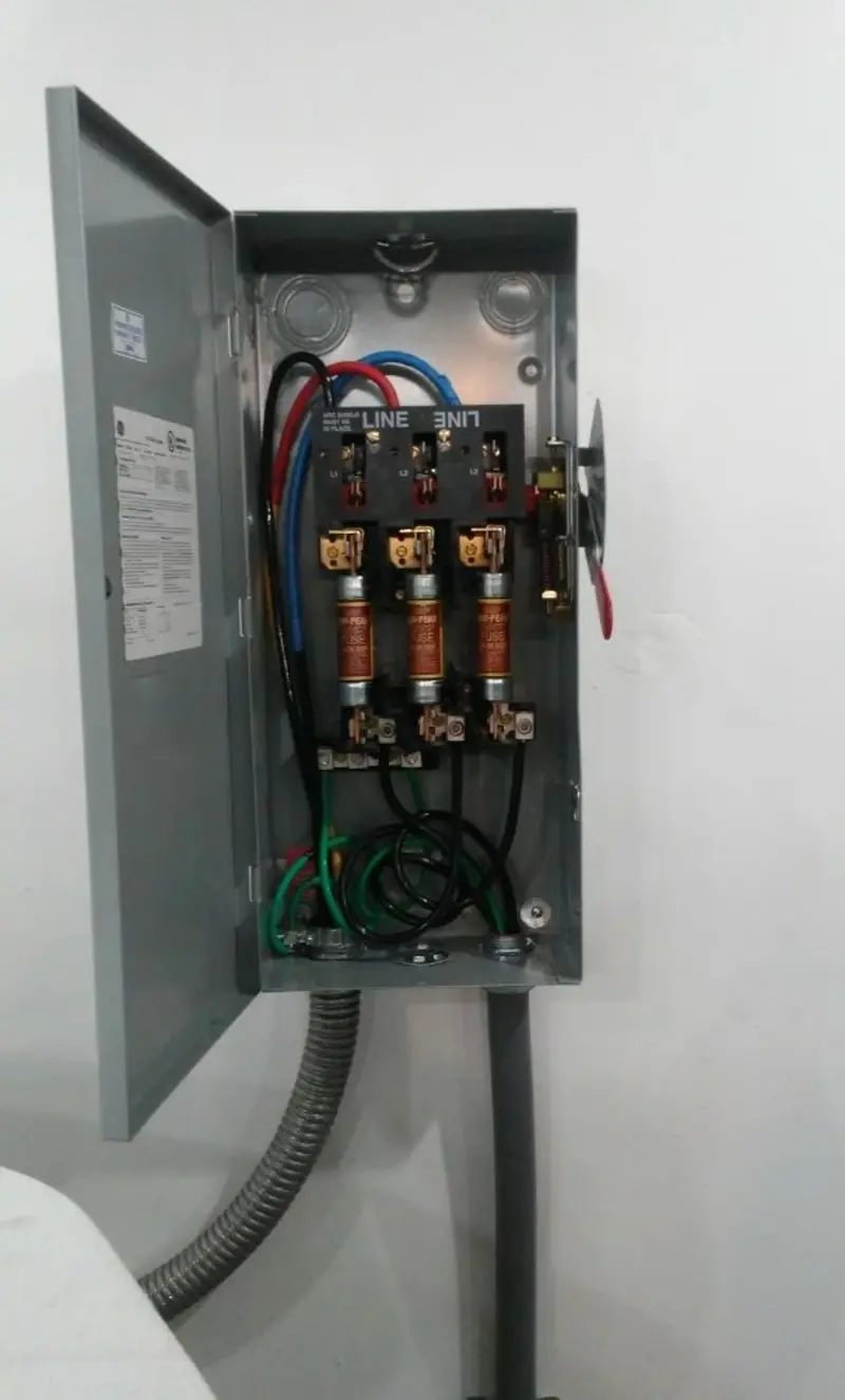 Three-phase disconnect switch installed for Smoke Detector Installation in Lakeland Highlands